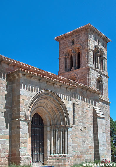 Puerta y campanario de la ermita