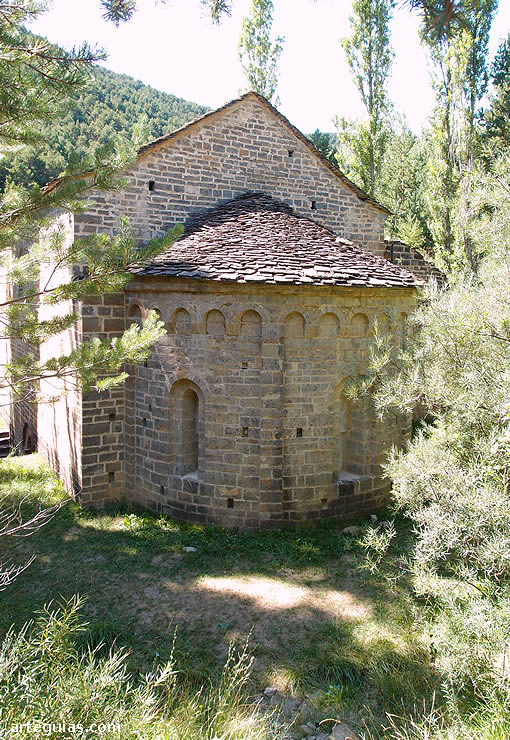 Vista de la cabecera de San Adri&aacute;n de S&aacute;sabe en su verde paraje