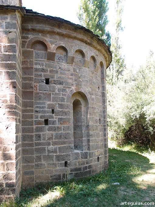 &Aacute;bside donde se conjugan formas lombardas con siller&iacute;a del rom&aacute;nico pleno