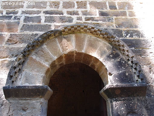 Puerta lateral con chambrana de taqueado jaqu&eacute;s