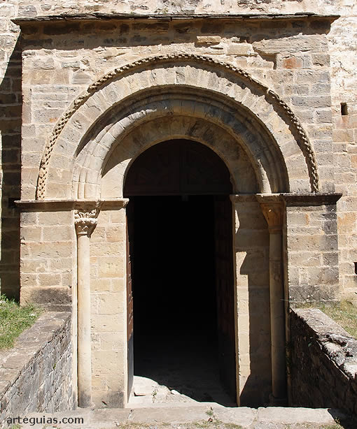 Puerta occidental, de clara ascendencia jaquesa