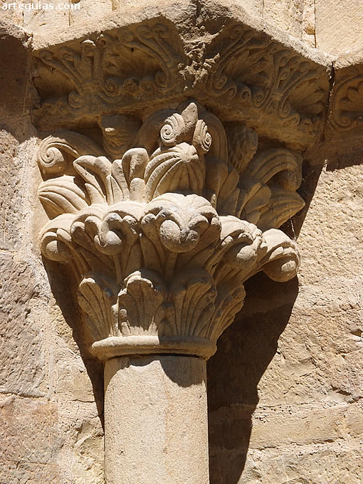 Capitel de la puerta