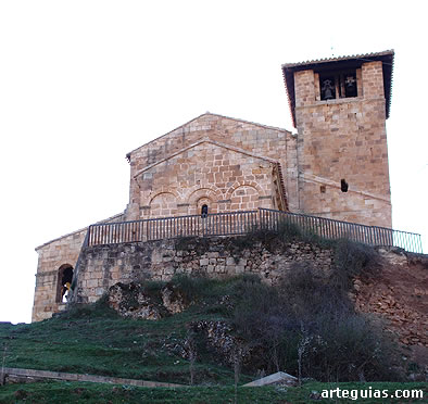 Ermita de San Crist&oacute;bal de Canales de la Sierra encaramada en lo alto de una ladera pr&oacute;xima al Valle del Najerilla