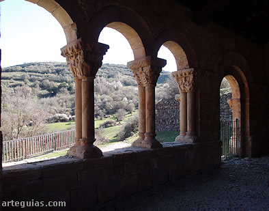 El paisaje verde primaveral visto desde al interior de la galer&iacute;a porticada de la Ermita de San Crist&oacute;bal