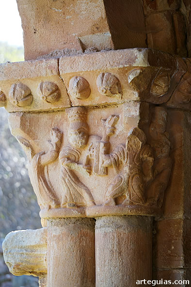 Capitel con la figura de San Pedro con las llaves del Cielo