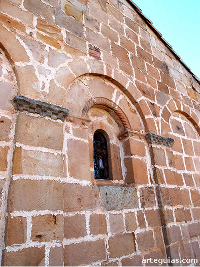 Muro de cierre del &aacute;bside con arquer&iacute;as