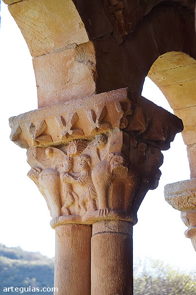 Capitel con lucha y cuadrumanos