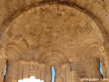Interior del &aacute;bside con su b&oacute;veda de cuarto de esfera