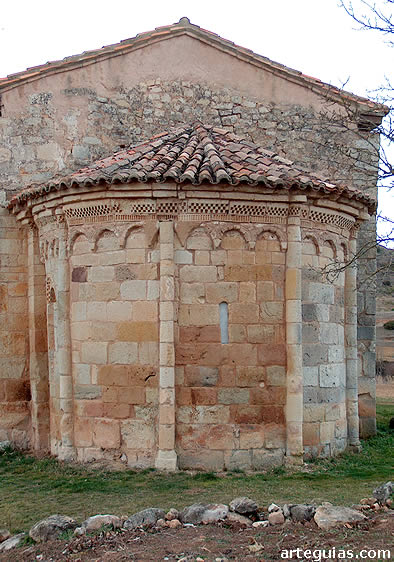 Cabecera con combinaci&oacute;n de decoraci&oacute;n lombarda y del rom&aacute;nico pleno internacional