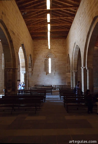 Interior de la Ermita de Santa Cecilia de Aguilar de Campoo vista desde la cabecera hacia los pies