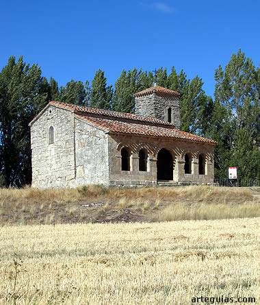 La ermita tiene nave, cabecera, torre y galer&iacute;a