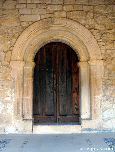 La puerta se empotra directamente en el muro de la nave
