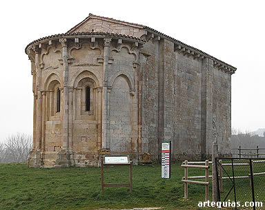 A lo lejos, la ermita destaca por su &aacute;bside y la siller&iacute;a de la construcci&oacute;n