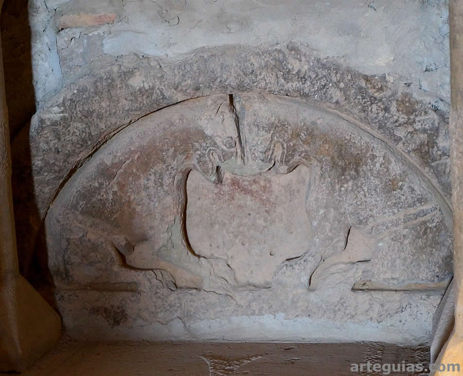 T&iacute;pmano descontextualizado bajo el altar que representa dos leones