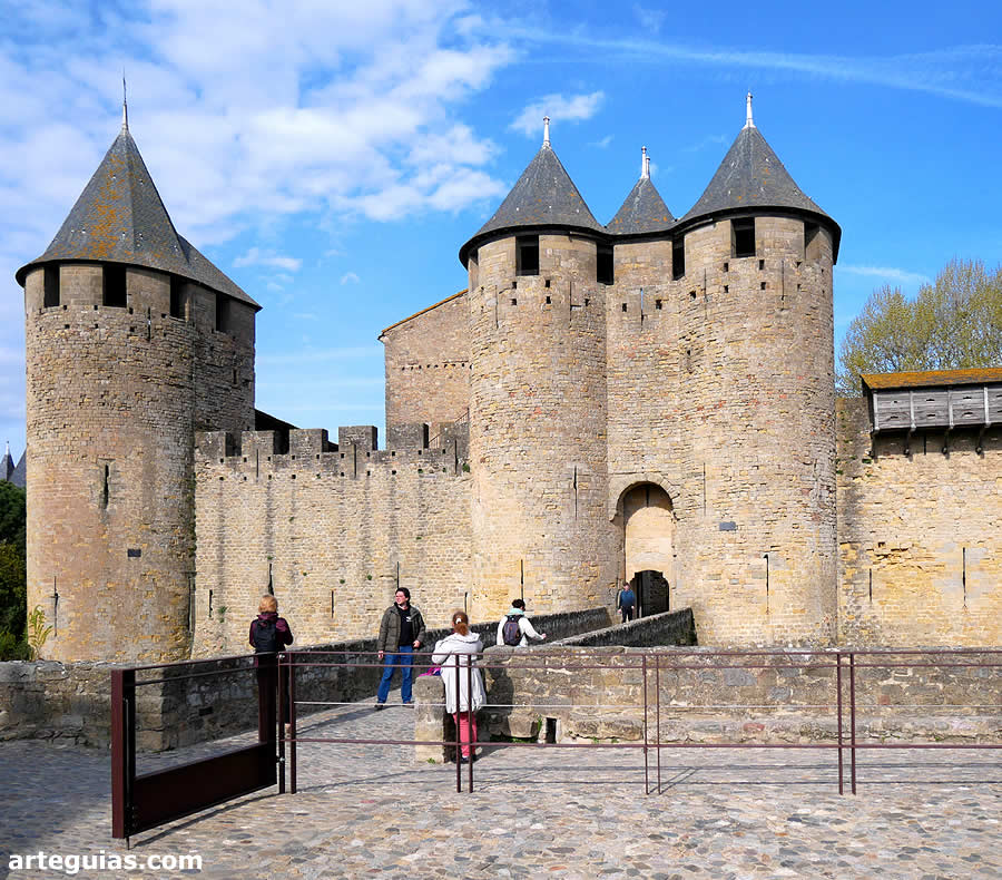 Acceso al castillo condal