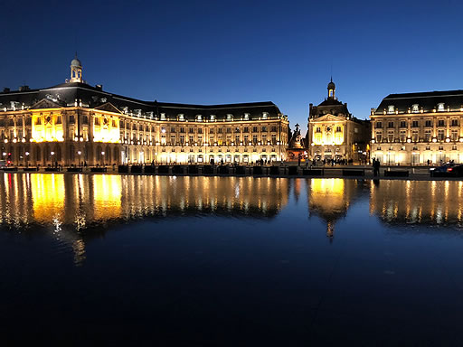 Place de la Bourse y Miroir d'eau de Burdeos. Imagen nocturna