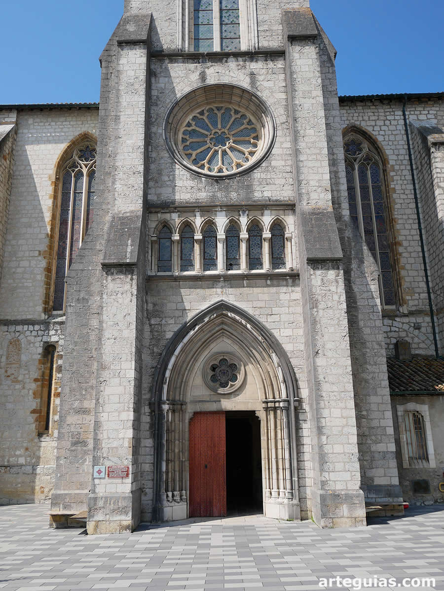 Fachada meriidional con la puerta y torre del siglo XX