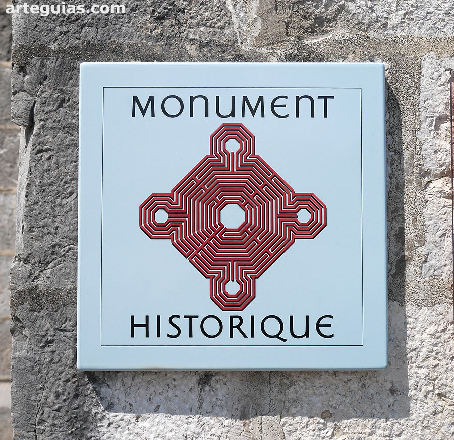 La iglesia de Saint-Pierre est&aacute; declarada Monumento Hist&oacute;rico de Francia
