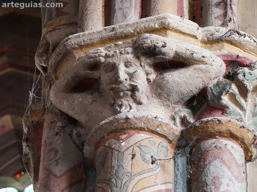 Capitel con un atlante