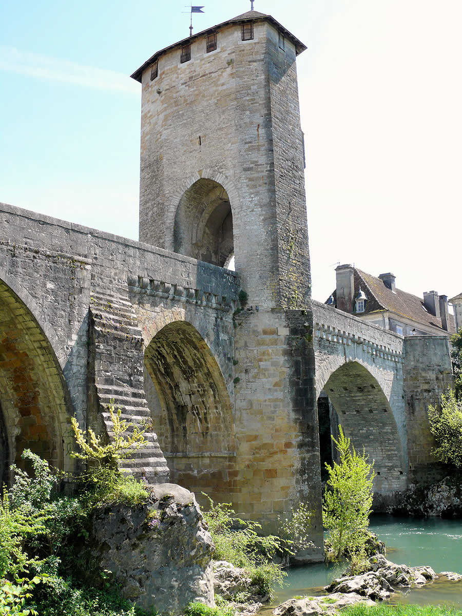 El Puente Viejo sobre el r&iacute;o Gave de Pau