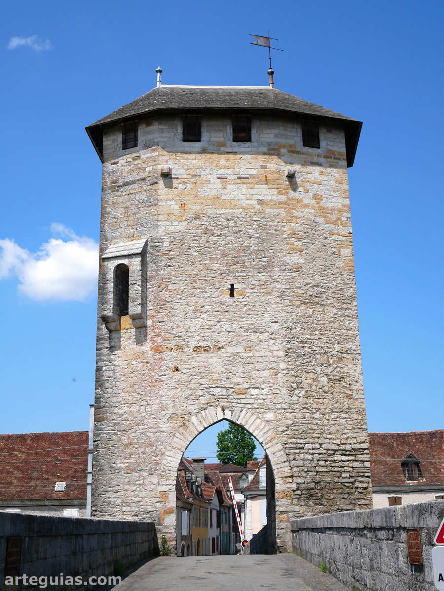 Vista de la torre desde el propio puente