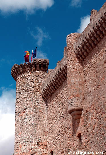 Castillo de Torija: torres y cornisas amatacanadas