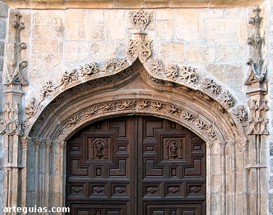 Colegiata de Pastrana: puerta g&oacute;tica
