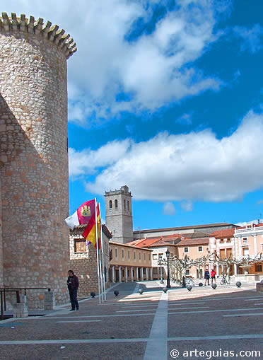 Centro de Torija, con la plaza mayor, el castillo y la iglesia