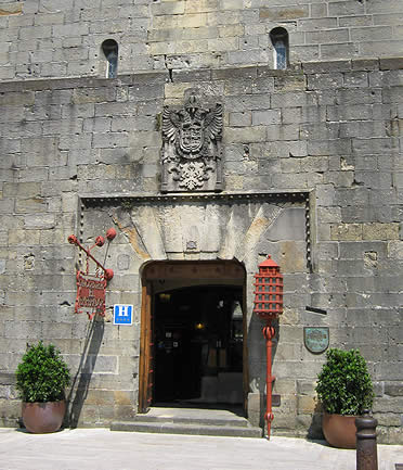 Puerta al Castillo de Carlos V