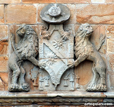 Blason se&ntilde;orial en el Claustro de San Miguel