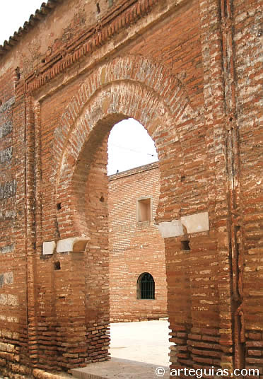 Puerta mud&eacute;jar del templo arruinado de San Mart&iacute;n de Niebla