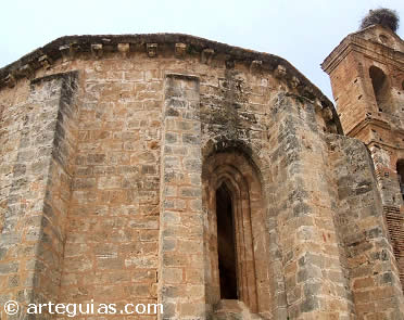Exterior de la cabecera poligonal g&oacute;tica de la iglesia de San Mart&iacute;n de Niebla, Huelva
