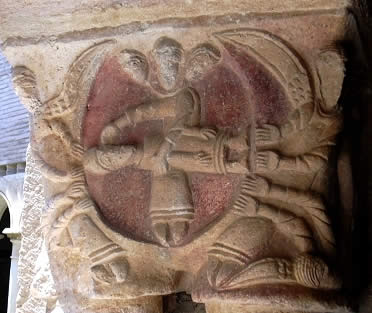 Capitel del claustro de la colegiata de Alqu&eacute;zar