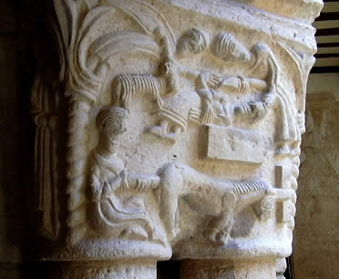 Capitel rom&aacute;nico del claustro de la colegiata de Alqu&eacute;zar