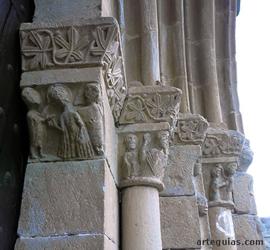 Lado derecha de la puerta, con la degollaci&oacute;n de San Juan Bautista en la mocheta