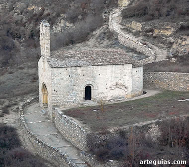 Iglesia rom&aacute;nica de San Juan, desde la lejan&iacute;a