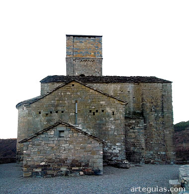 Iglesia con su caracter&iacute;stica `lanta de cruz latina