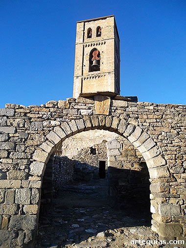 Acceso a una de las iglesias rom&aacute;nicas que contiene el pueblo de Monta&ntilde;ana