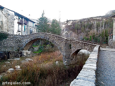 Pintoresco puente medieval de Monta&ntilde;ana, con su caracter&iacute;stico perfil de lomo de asno