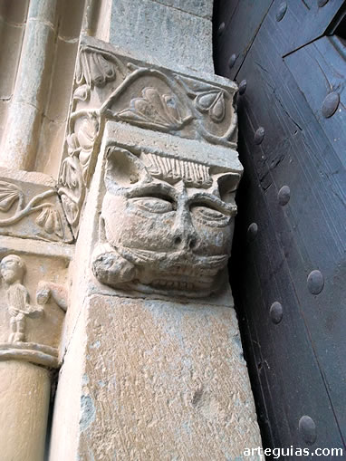 Detalle de la puerta de la iglesia de San Juan