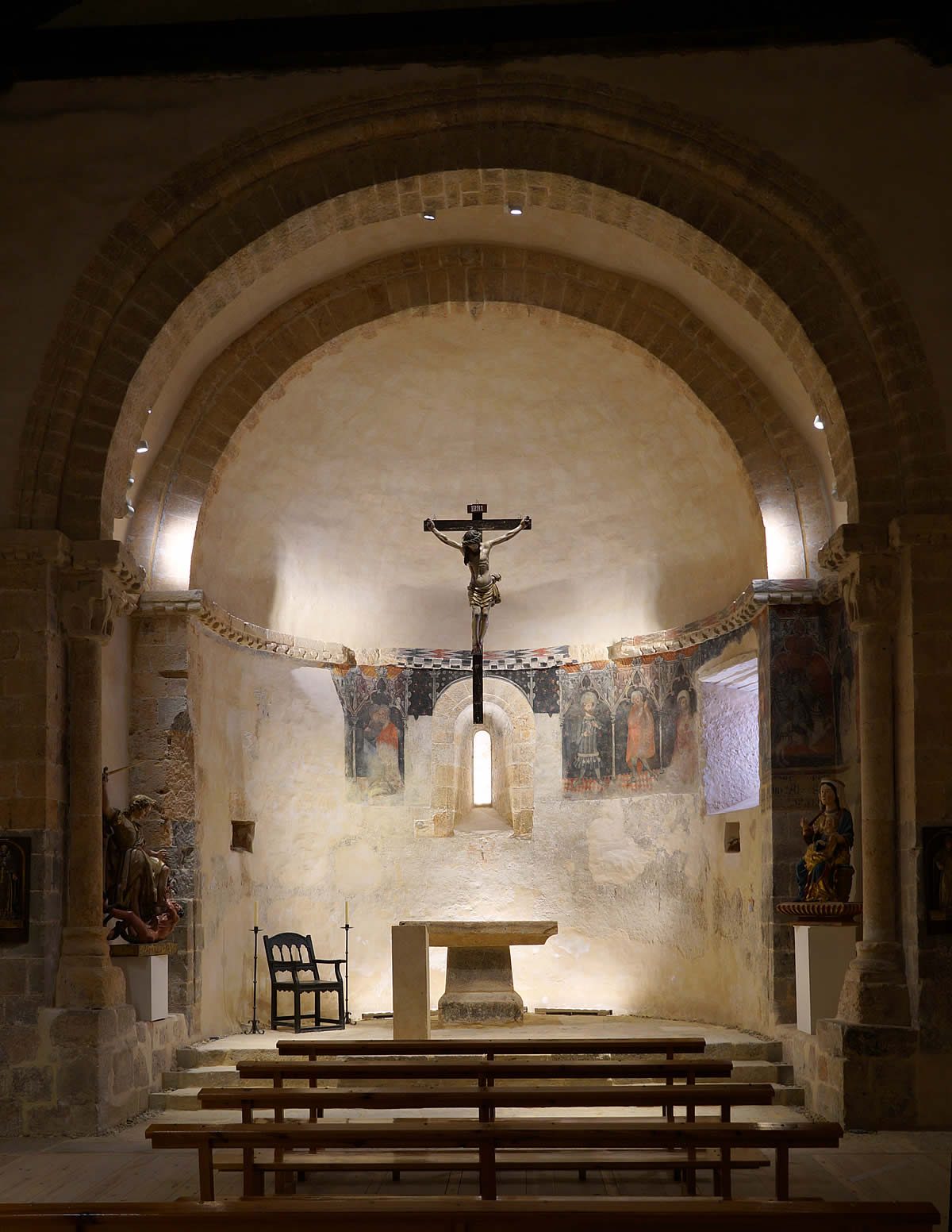Interior de la cabecera: ábside y presbiterio