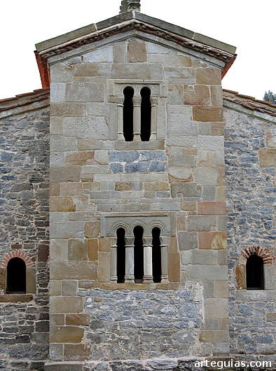 &Aacute;bside central donde se aprecia el material empleado en la edificaci&oacute;n
