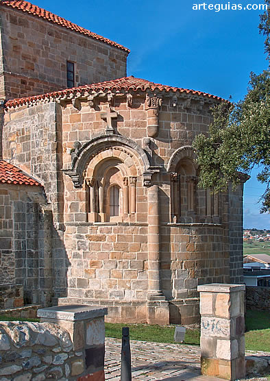 Exterior de la cabecera de la iglesia de Bareyo, Cantabria