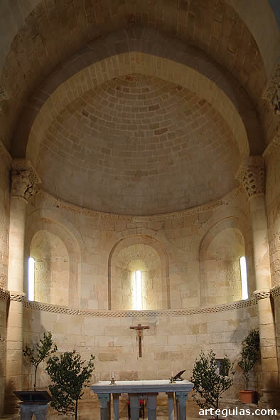 Iglesia de Santa Eufemia de Cozuelos: interior del &aacute;bside central