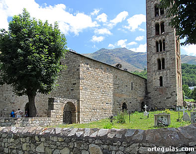 Fachada sur y su antigua puerta