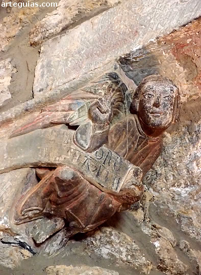 Antigua mocheta de una puerta con la figura de un &aacute;ngel