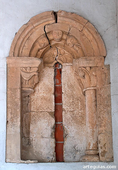 La otra ventana del muro sur que flanquea la puerta, tambi&eacute;n con relieves esculpidos interesantes