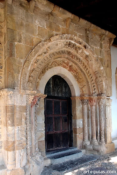 La muy esculpida portada sur de la iglesia de Bercedo