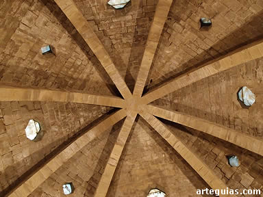 B&oacute;veda nervada del interior de la iglesia