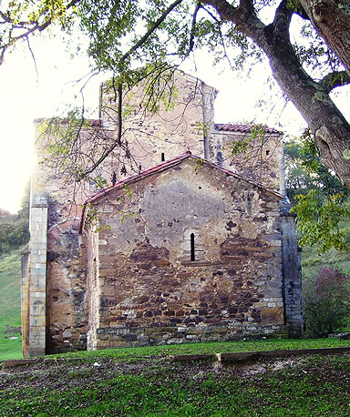 Vista de la cabecera de San Miguel de Lillo